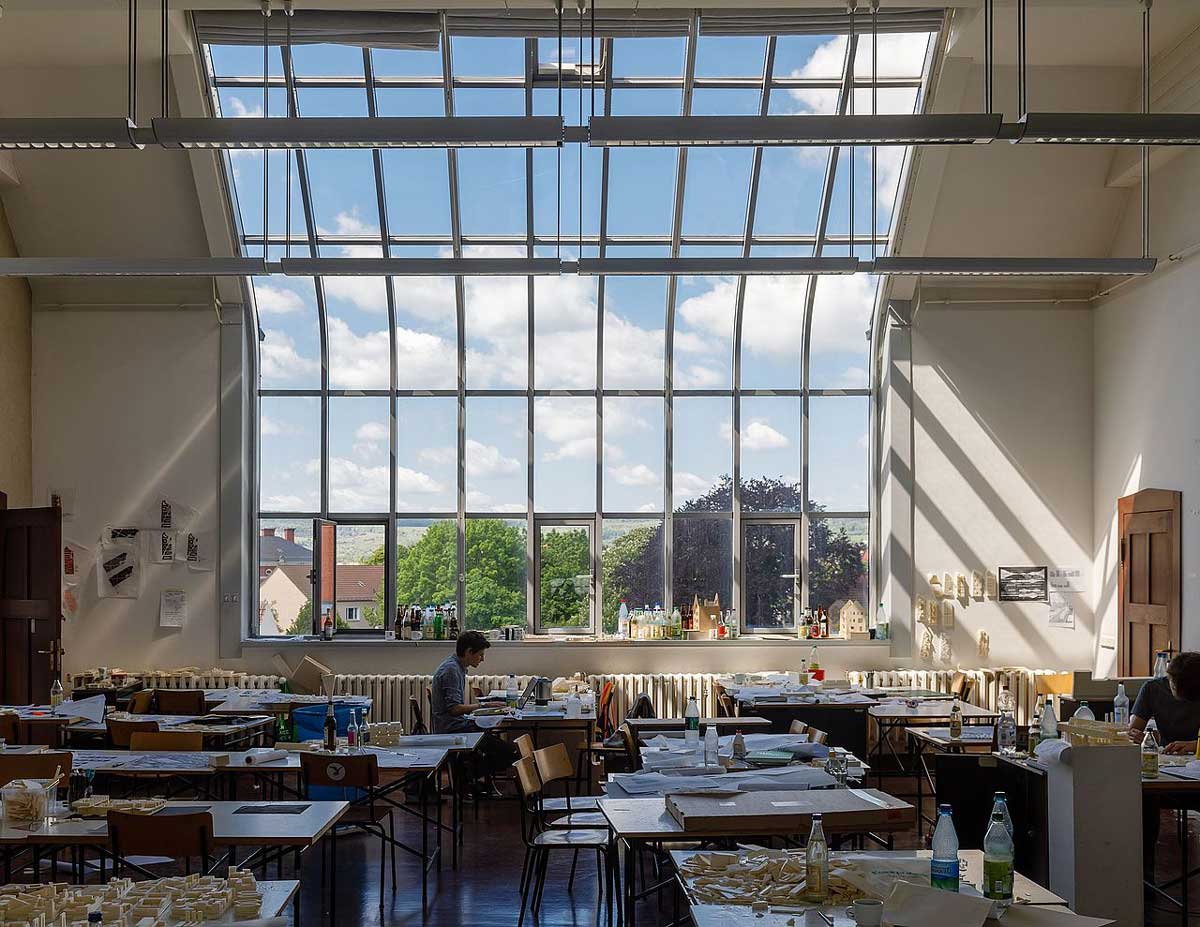 Ventanas de techo en el último piso del edificio principal de la Universidad Bauhaus de Weimar (Foto: Shutterstock)