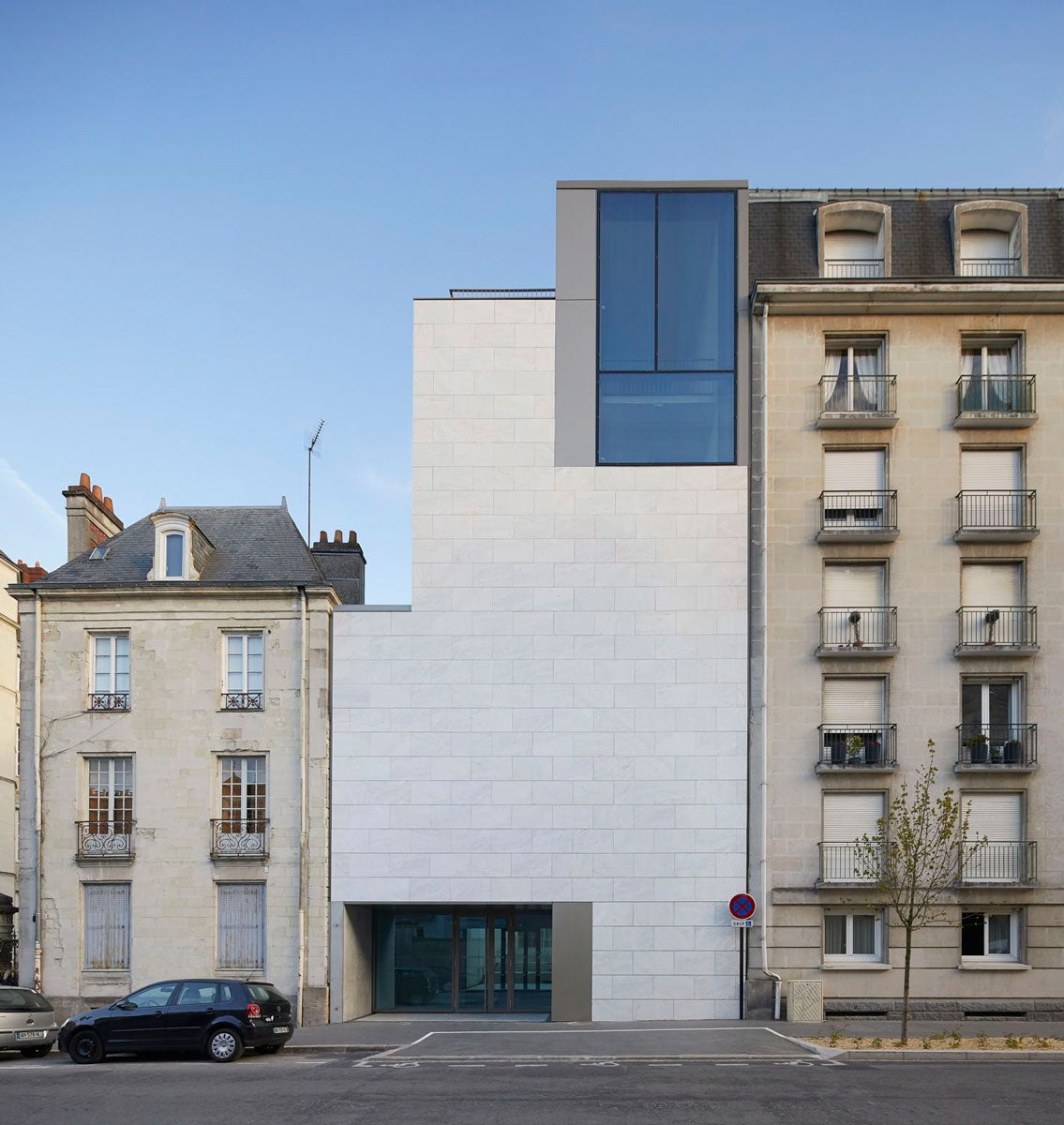 El Musée D’Arts de Nantes exhibe una fachada de mármol acompañada de un diseño geométrico.