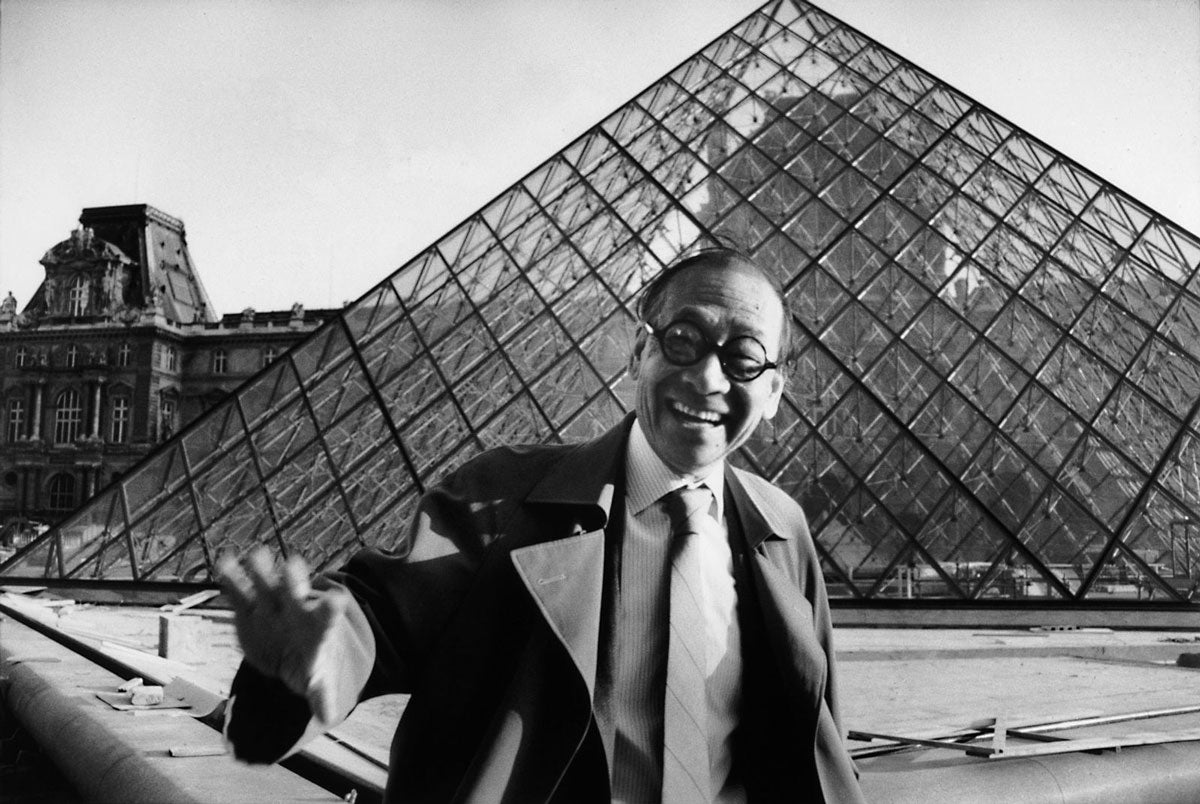 Ieoh Ming Pei in front of the Louvre pyramid, Paris, 1989 (Photo: Marc Riboud)