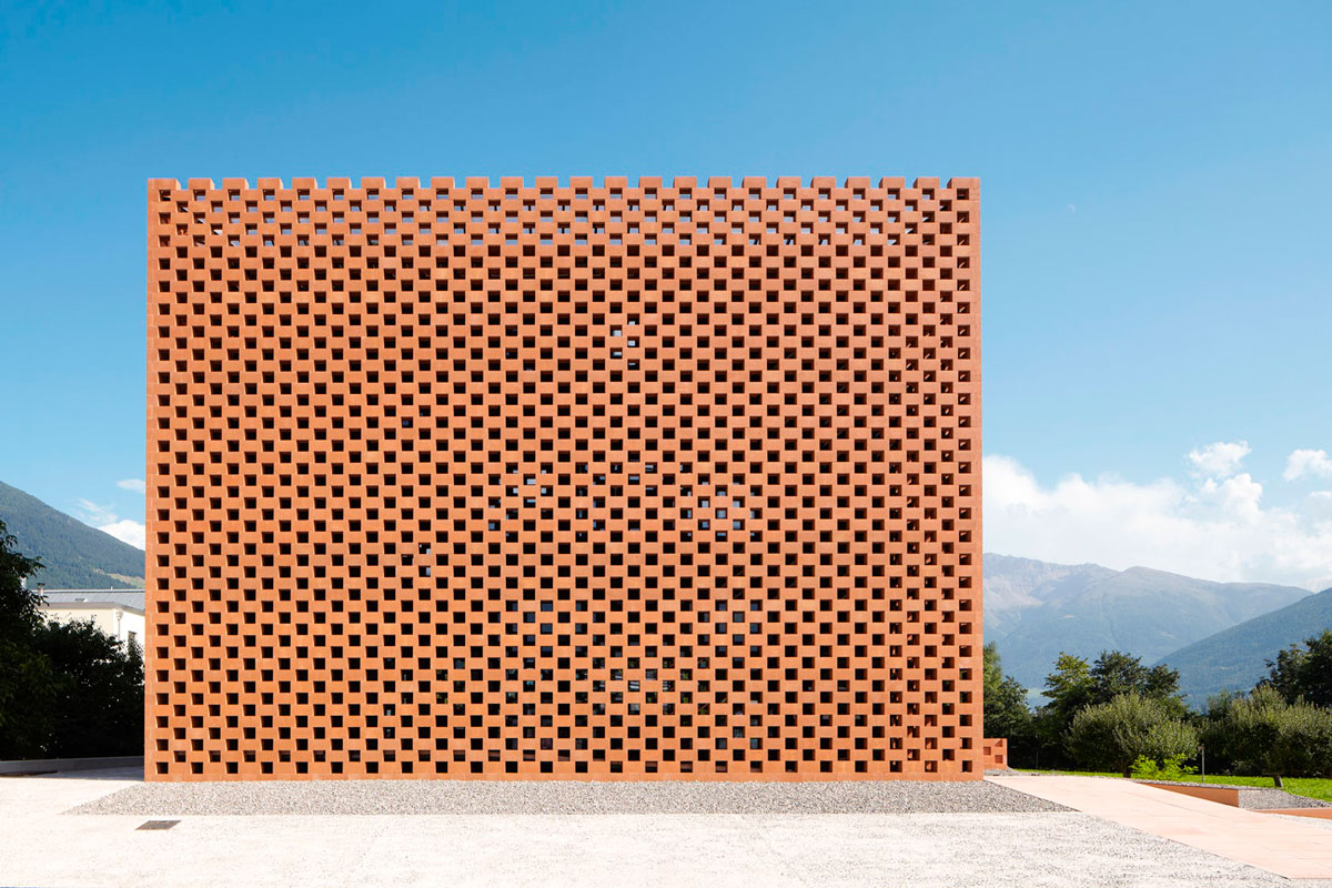 Puni es una destilería de whisky ubicada en Glorenza, un municipio al Sur de Italia, realizada con ladrillo rojo por el despacho Werner Tscholl. Foto: Reneriller.