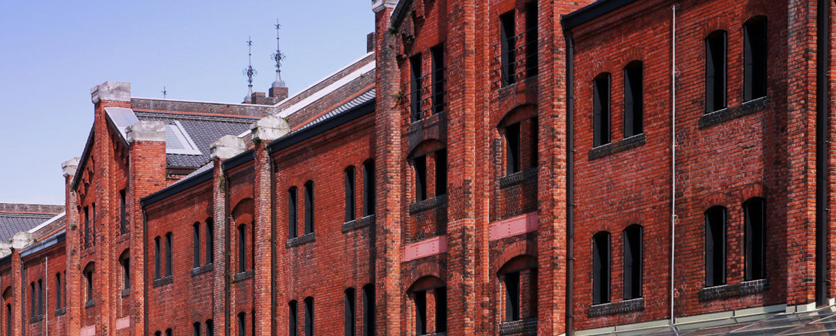 El centro comercial, Red Brick Warehouse, alberga una variedad de pequeñas tiendas, eventos de temporada y una vista frente al océano y al Muelle de Osanbashi. Fue inaugurado en 1913 y desde entonces es un atractivo turístico en Yokohama (Japón). 