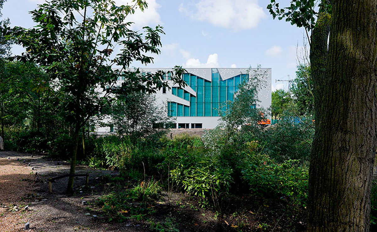 Esta sinagoga ubicada en Ámsterdam, Países Bajos, fue diseñada por SEARCH+, quienes decidieron formar un volumen rectilíneo neutral. El ahuecamiento forma un vacío en el edificio, un gran espacio central con extensiones bajas en ambos lados, bajo balcones de dos niveles. La Menora (la luz) simboliza la zarza ardiente descubierta por Moisés en el Monte Sinaí, el símbolo más antiguo e importante del judaísmo, sin luz no hay vida, la primera creación de Dios.  Foto: Iwan Baan