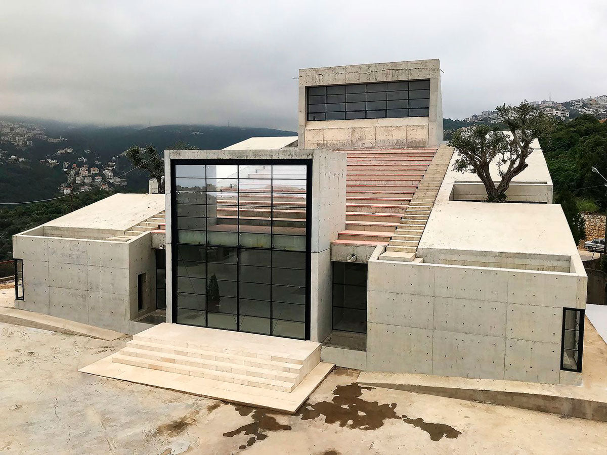 Ubicada en Zakrit, Líbano, la iglesia Saint-Charbel fue un proyecto de BLANKPAGE Architects. Su entrada es creciente y va desde los tres metros hasta los 10, que surgen al llegar al altar, logrando así que toda su atención se concentre en el mismo, que a su vez, presenta una cruz grabada por donde se filtra la luz y da ambiente al lugar.   Fotos: Karam Morcos, Majd Achi