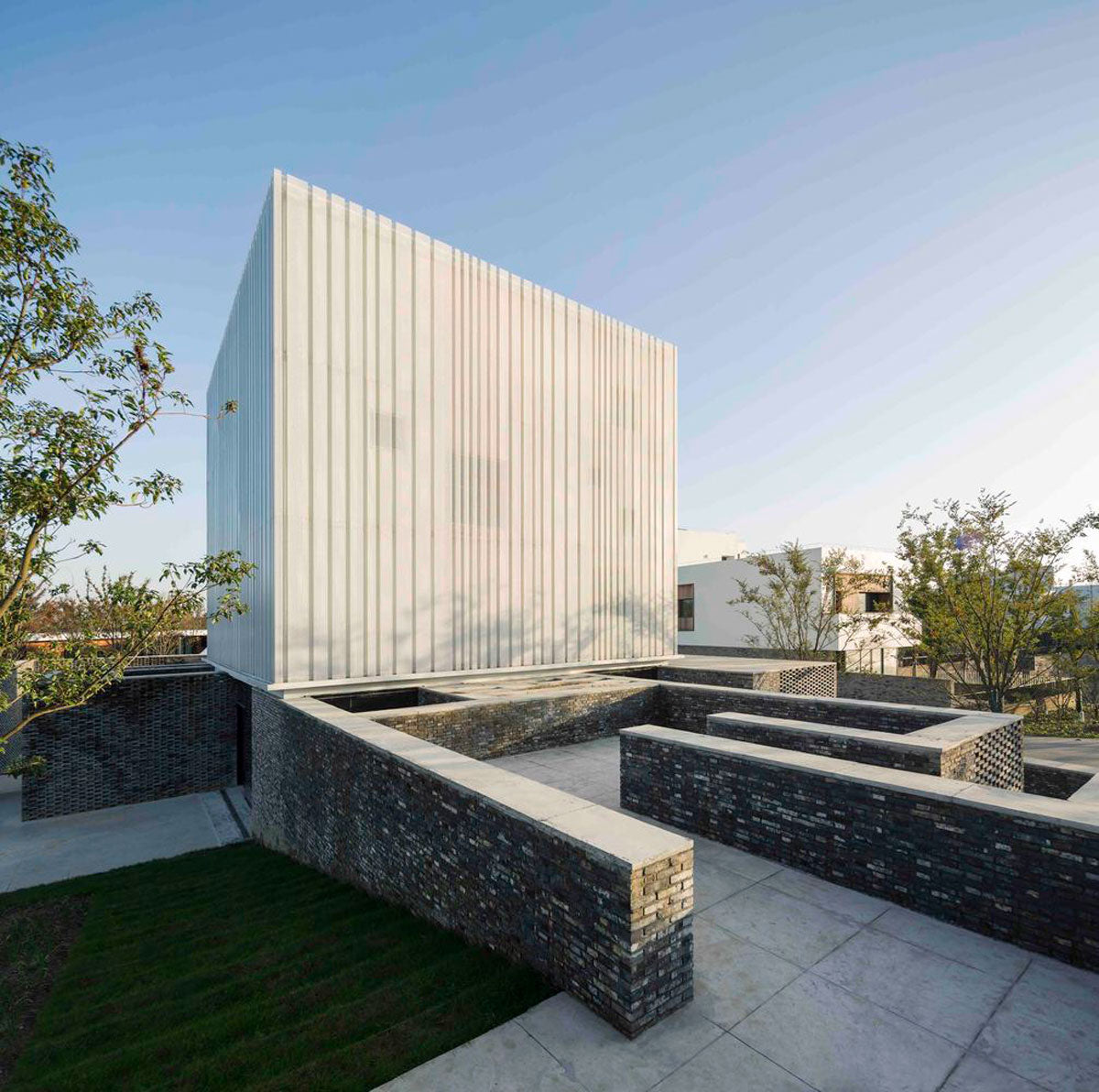 La capilla Suzhou es un edificio característico en Jiangsu, provincia de China. Neri & Hu elaboraron este espacio en una locación privilegiada gracias a que puede ser visible desde la carretera principal y a lo largo del paseo marítimo. Su arquitectura está compuesta por paredes de ladrillo, un volumen blanco, madera y piedra para interiores.  Fotos: Pedro Pegenaute