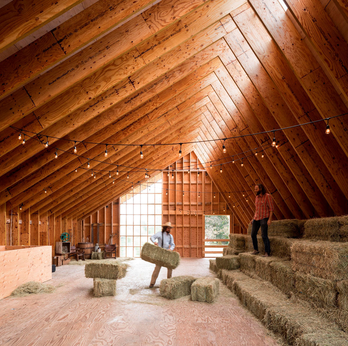 Swallowfield Barn es un granero diseñado por MOTIV Architects en Langley, Canadá. Su estructura y detalles están realizados con madera y fue pensado de esta forma para expresar la fuerza. (Foto: MOTIV Architects)