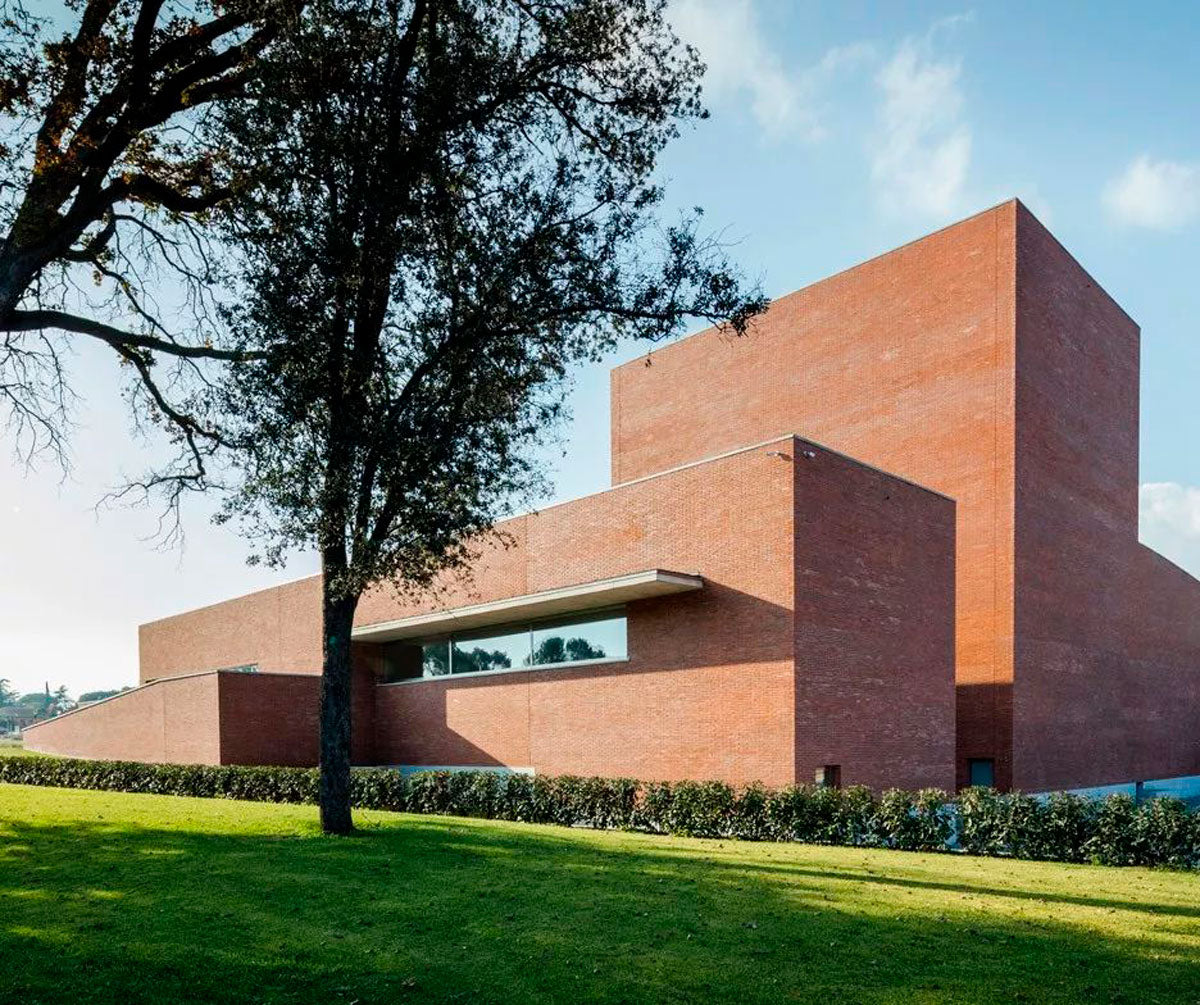 Álvaro Siza construyó un teatro de ladrillo rojo a las afueras de Barcelona, Llinars del Vallés. El edificio está formado por dos volúmenes, uno contiene el auditorio de 300 asientos y el otro las oficinas. Foto: Joao Morgado.