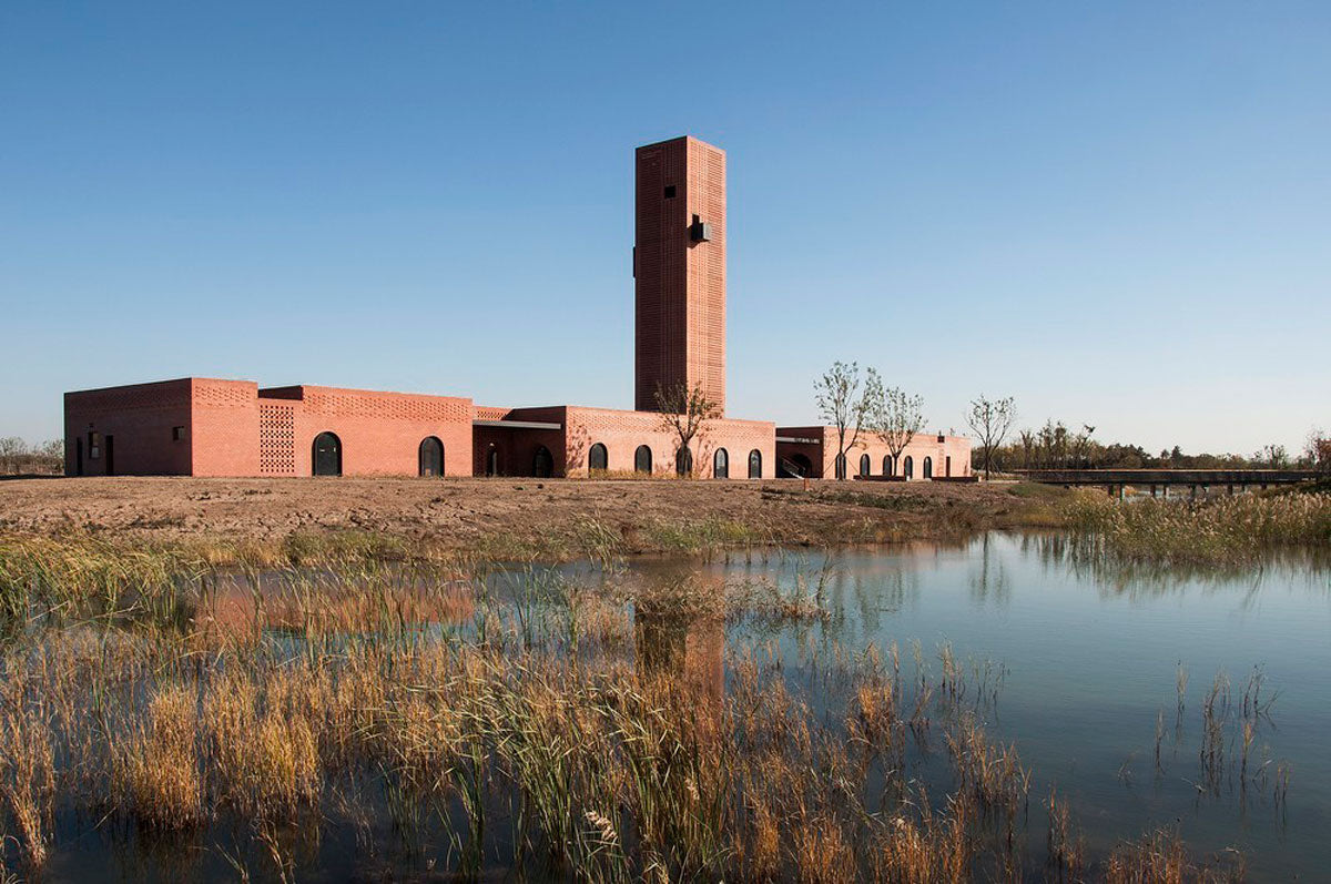 Interval Architects fueron los encargados de la reconstrucción de Tower of Bricks, un establecimiento ubicado en el parque botánico Hengshui (China). Antes de la restauración el recinto era un horno de ladrillo, que debido a la prohibición de la quema del mismo material (debido a ser muy contaminante), fue abandonado. El nuevo centro es una galería de arte botánico y está abierto al público, la torre (chimenea) es una especie de mirador. El ladrillo fue una pieza fundamental para la arquitectura y también se utilizó como un medio para recordar lo que alguna vez fue el edificio. Foto: Zhi Geng