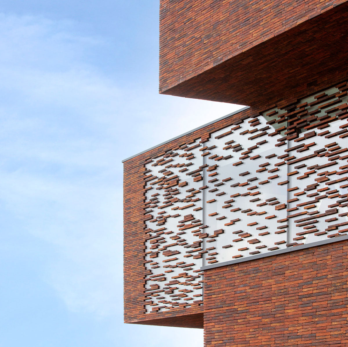 Las oficinas de Nelissen Bricks (fábrica de piedra) están ubicadas en Bélgica. UAU Collectiv + Architectengroep PSK estuvieron detrás del nuevo showroom, el cual funciona como un “museo” y todos aquellos que lo visiten podrán apreciar al ladrillo como un objeto artístico. Foto: Philippe van Gelooven.