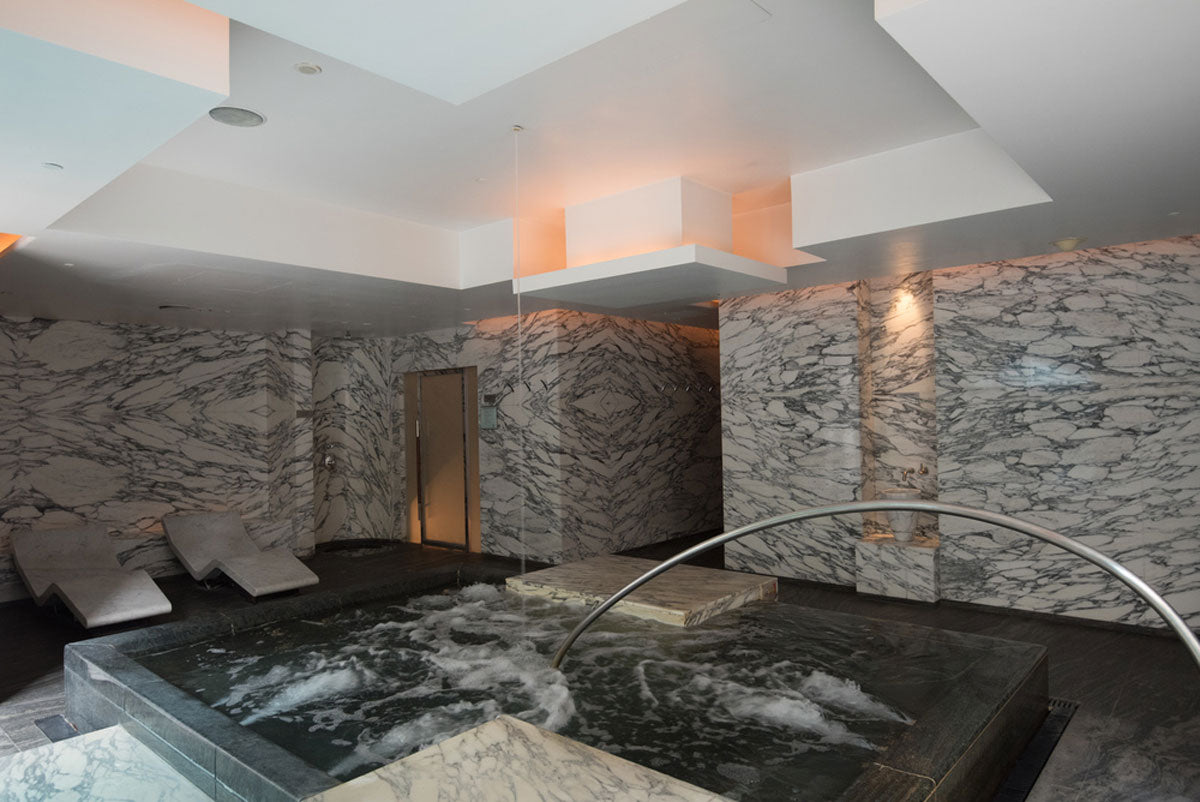 El Remède Spa Lounge ubicado en el hotel St. Regis de Singapur es un oasis para la relajación, cuenta con saunas finlandesas de cedro y mármol blanco en casi toda su decoración. Una de las amenidades más populares es la Fuente de Hielo, única en el país, que utiliza nieve para limpiar el cuerpo.