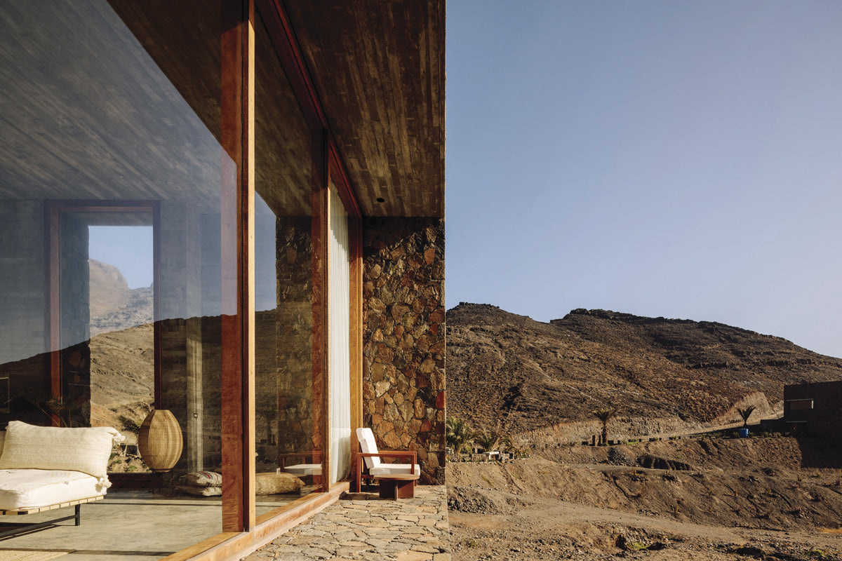 The villa complex is covered with materials that fully respond to its surroundings.
