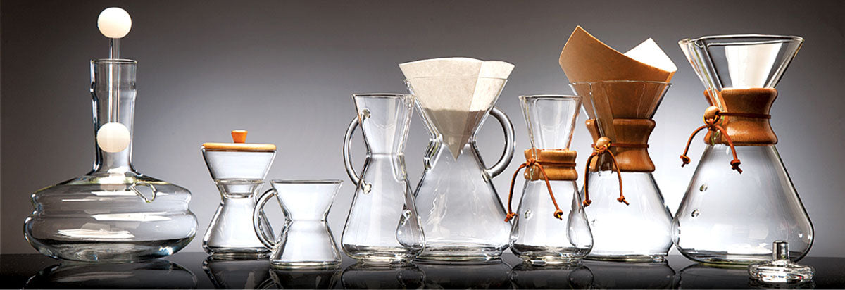La cafetera tipo Chemex optimiza el proceso de filtrado, tiene un diseño limpio y sencillo que se ha convertido en un ícono. El uso de las herramientas fabricadas con vidrio tuvo un crecimiento en popularidad durante el periodo de las guerras mundiales, donde el acero fue escaso (Foto: Coffee Makers)