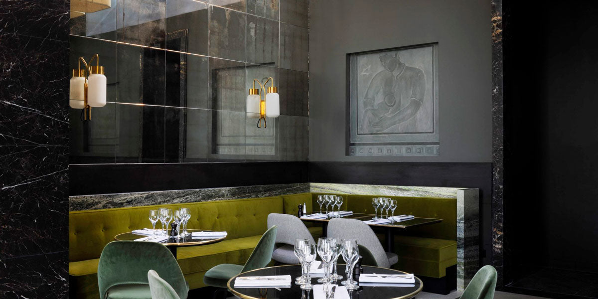 El restaurante Monsieur Bleu, en París, plantea un diseño Art Deco mezclando mármol verde con el terciopelo en las bancas, mármol negro en las paredes y geometría.