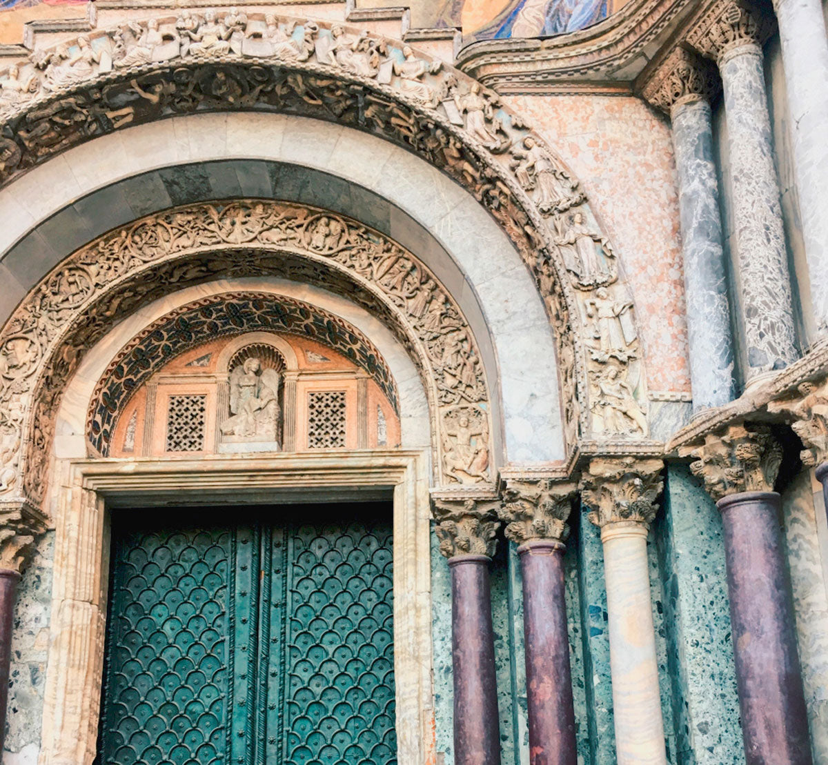 La Basílica de San Marcos que se conoce hoy en día es el resultado de la mano de obra del pueblo veneciano que en el año 932 tuvo que reconstruirla después de un incendio. Sus paredes, fachadas y cúpulas destacan por su revestimiento de diferentes mármoles.