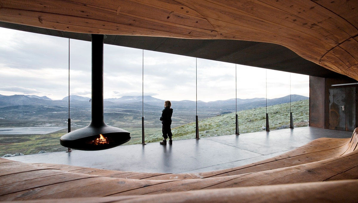 La oficina de Snøhetta proporcionó al mundo un mirador sobre la meseta de la montaña Dovre, Noruega. Su exterior está compuesto por una base de vidrio y acero mientras que su interior es de madera. (Foto: Snøhetta)