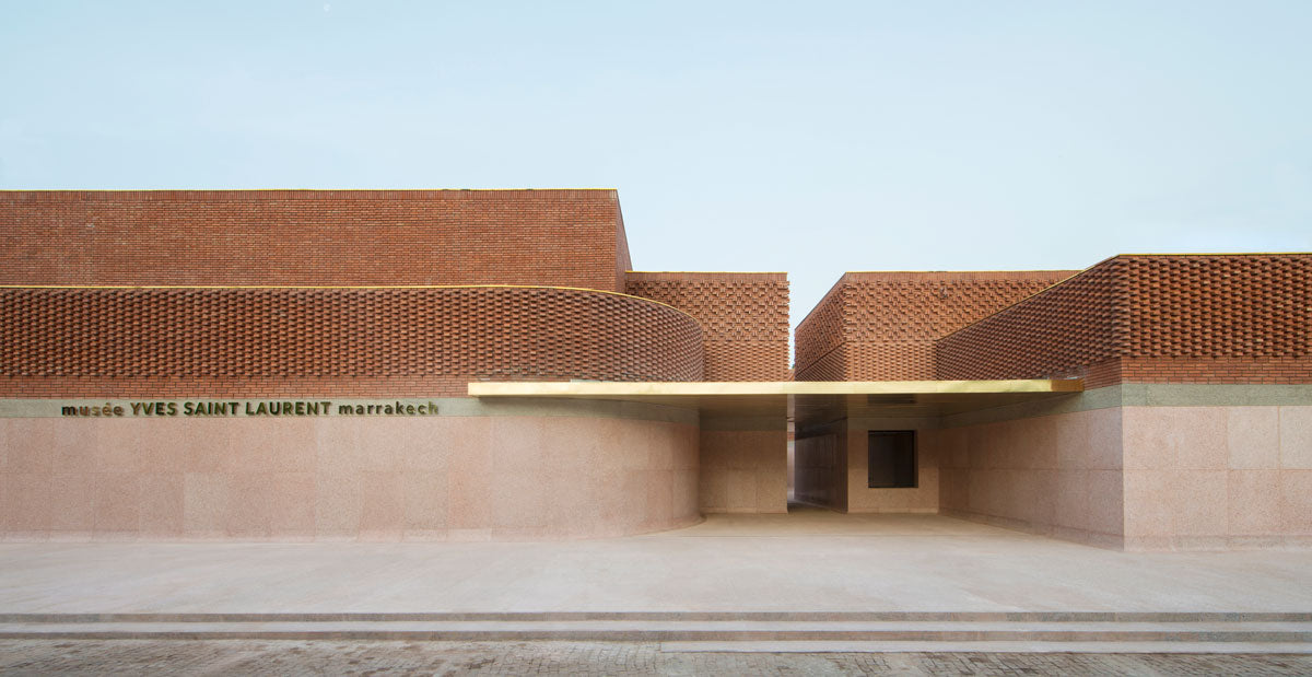 A solo unos pasos del Jardín Majorelle se levanta el museo dedicado a Yves Saint Laurent, en Marrakech (Marruecos). Diseñado por Studio KO e inspirados en la trayectoria del grande de la moda, presentaron una fachada de cubos con una cubierta de ladrillos que imita la trama de la tela gracias a su forma de encaje. Foto: Nicolas Mathéus