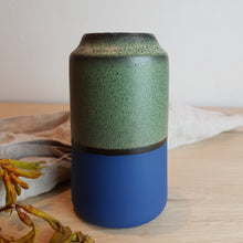 #1038 Lille mørkeblå vase med grøn måneglasur