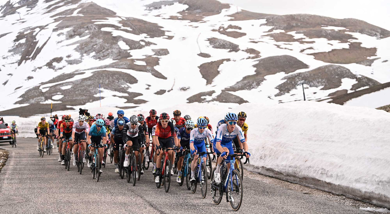 Тур италия 2023. Джиро д'Италия giro d'Italia. Примож Роглич Джиро 2023. Джиро д'Италия снег в горах. Велосипедные соревнования 2023.