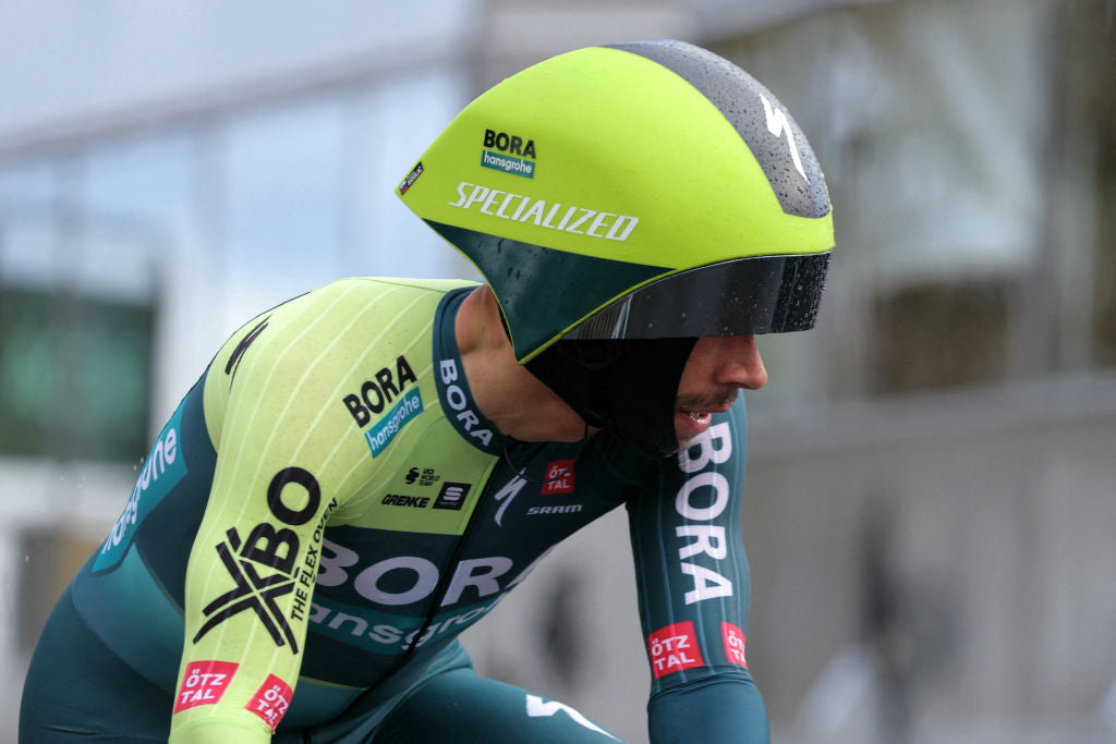 Primoz Roglic wearing the Specialized TT5 helmet