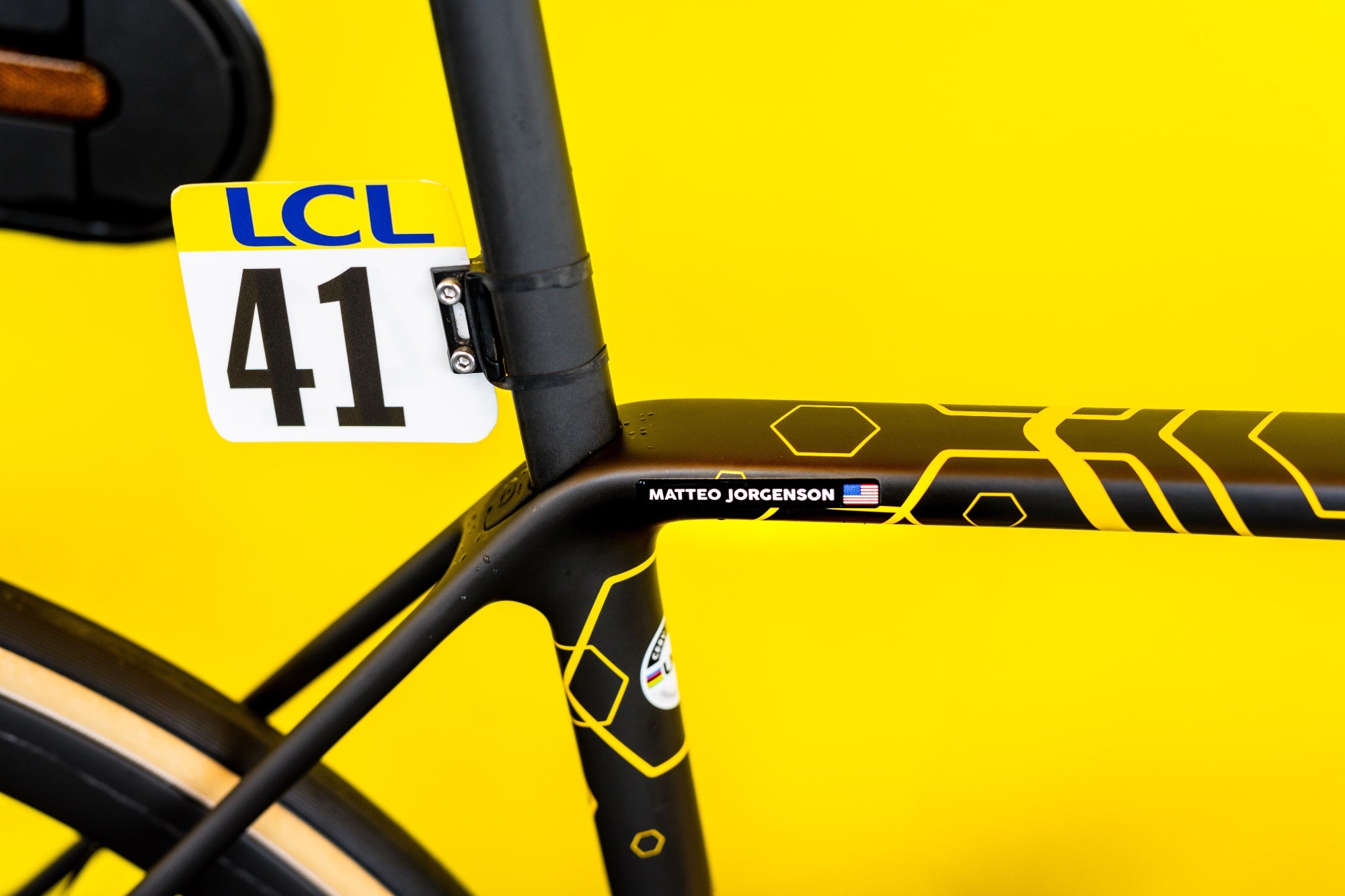Top tube and race number of Matteo Jorgenson's Cervélo R5