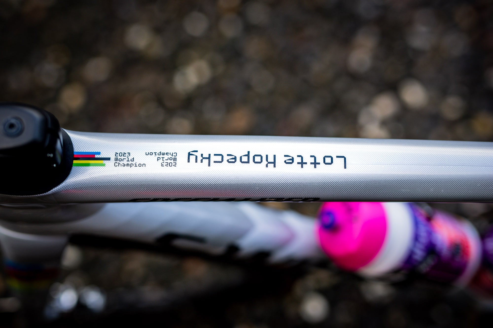 Lotte Kopecky's top tube with world champion detail