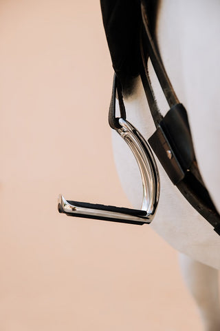 Magnetic safety stirrup on saddle