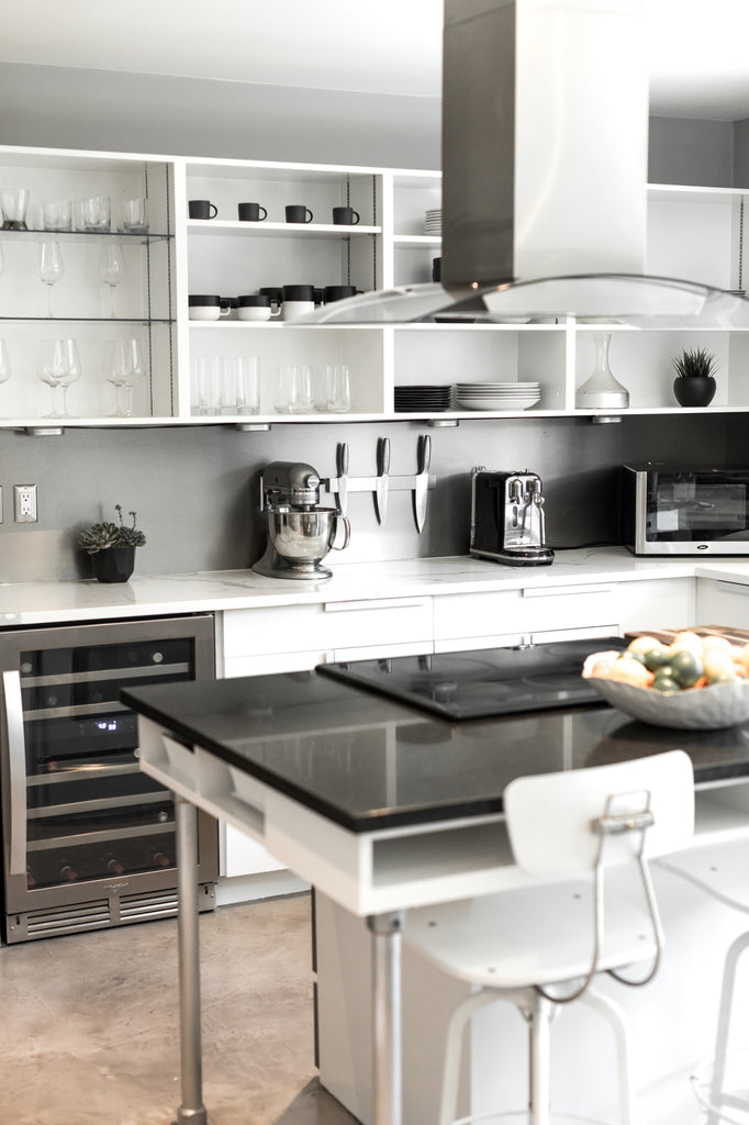 white and black modern kitchen decor
