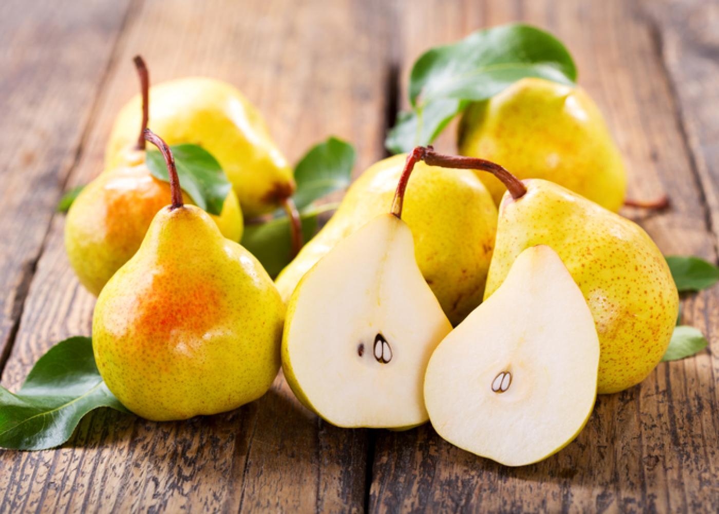 Sliced pears for guinea pigs to eat