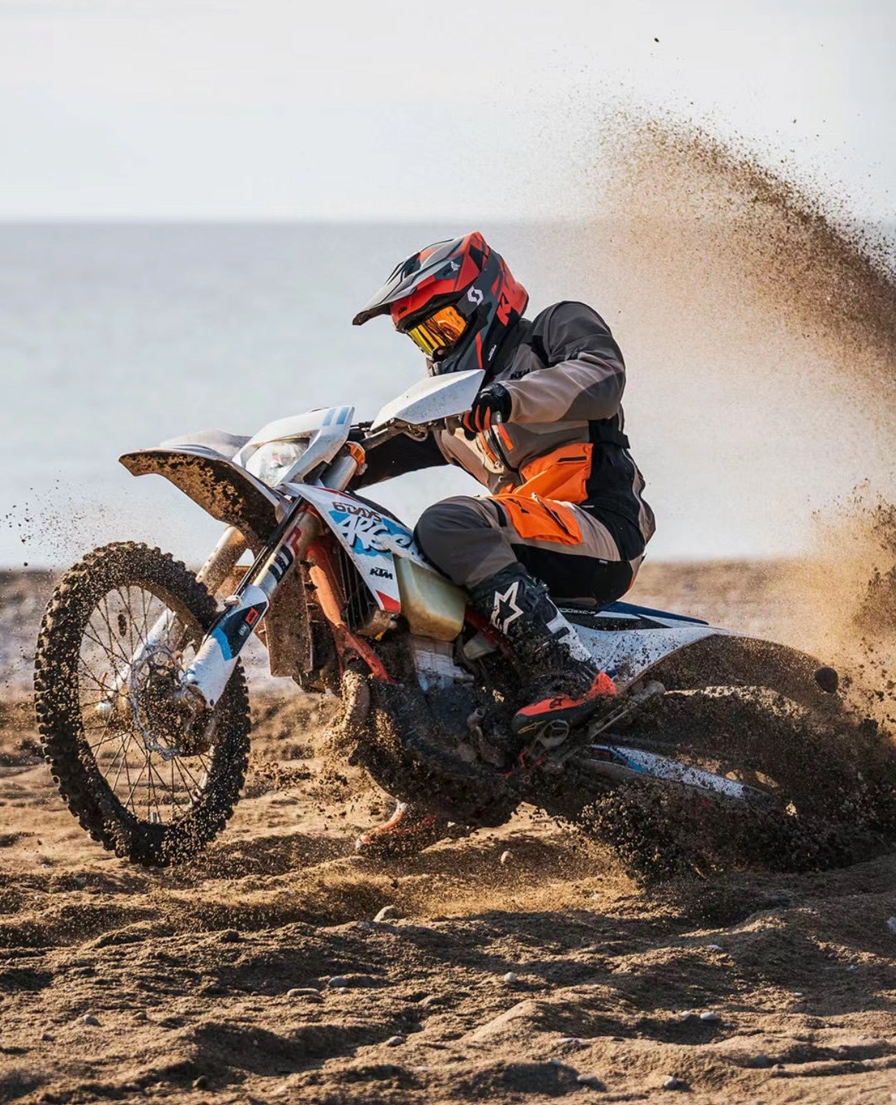 300 EXC SIX DAYS 2024, mẫu enduro 2 thì với sức mạnh vượt trội và trọng lượng nhẹ