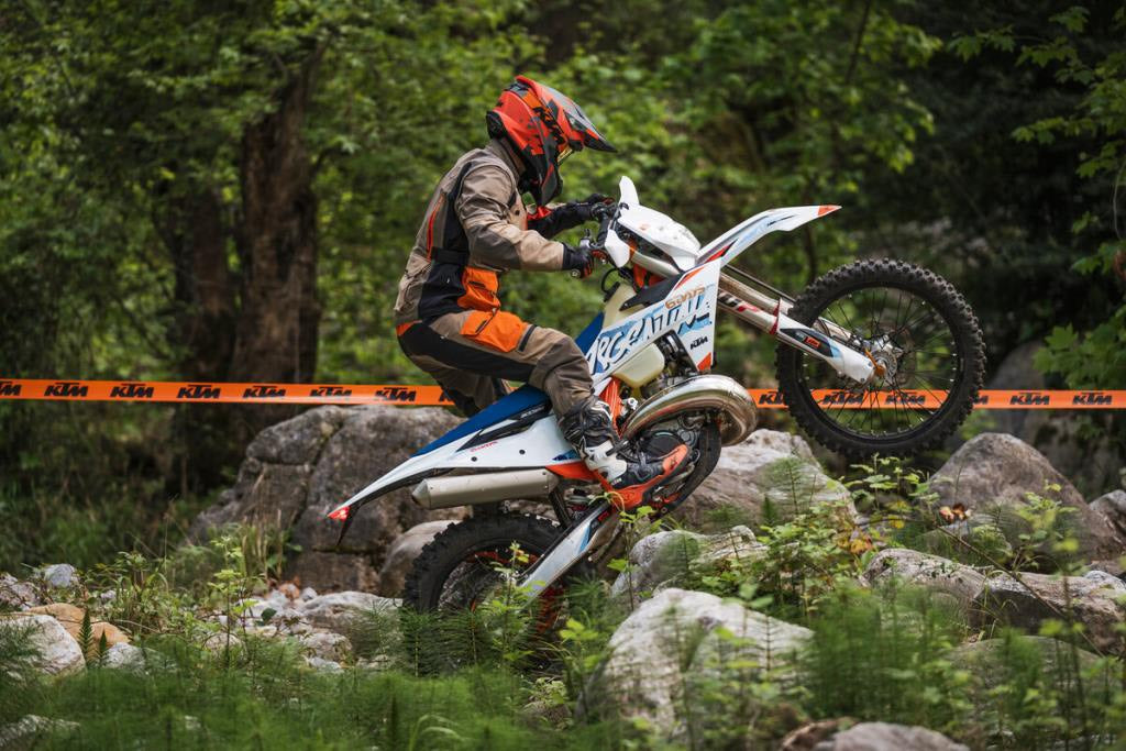 KTM 300 EXC SIX DAYS 2024 với khung màu cam mới, hệ thống treo cartouche đóng và công nghệ TBI mới