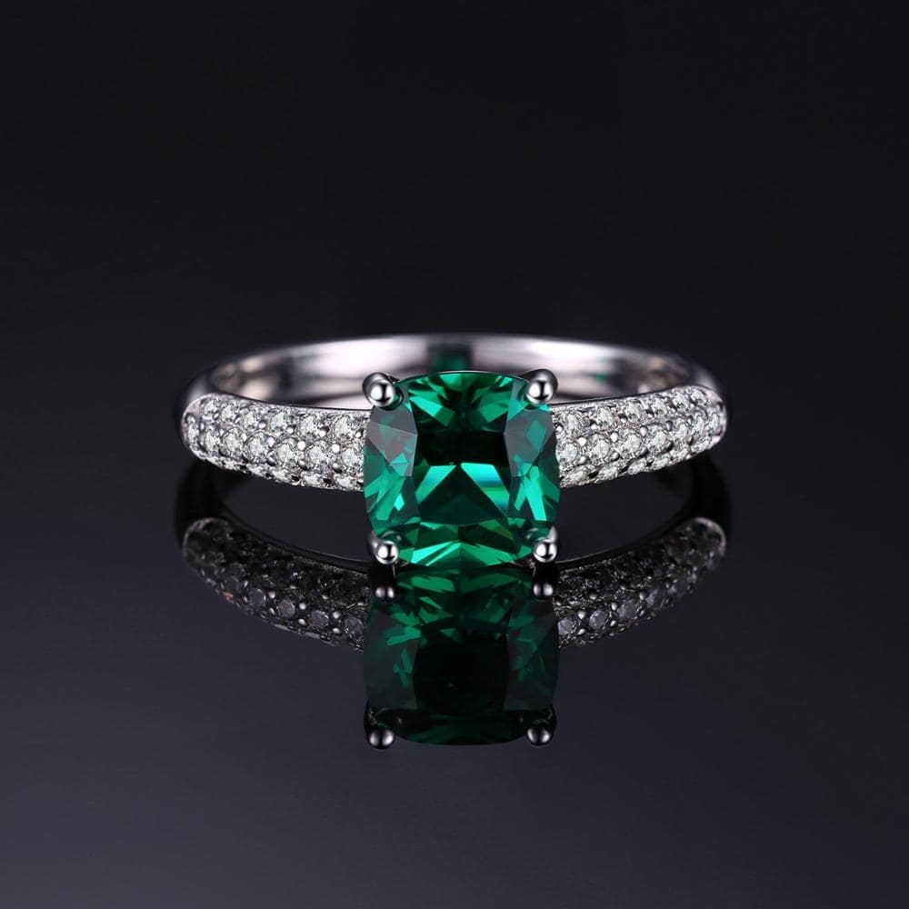 Ringe og forlovelsesringe med ædelstene som Emerald og Diamond