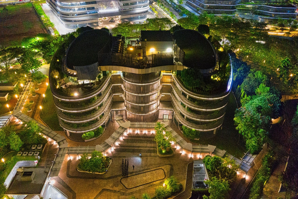 Изумрудено зелени градини в луксозен хотел