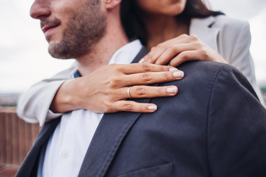Glückliches verlobtes Paar mit Verlobungsring für Frauen
