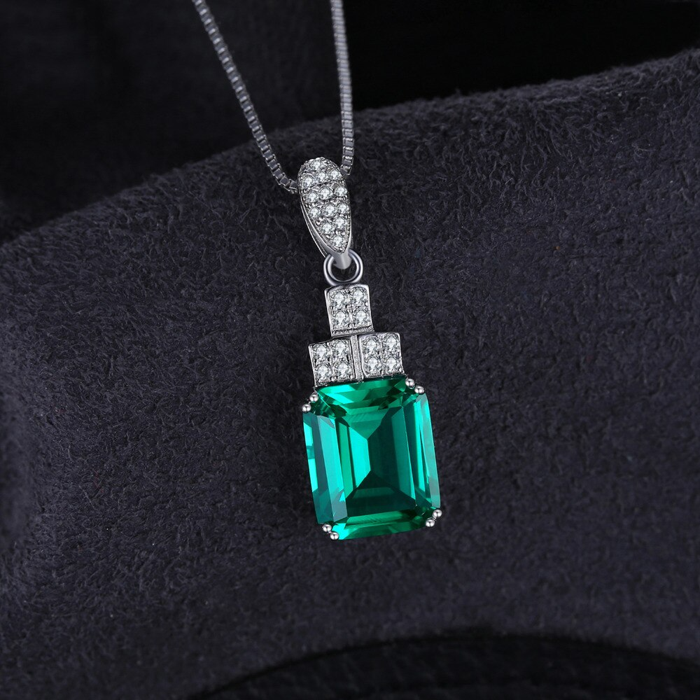 Halskette oder Anhänger für Frauen mit Edelsteinen wie Smaragd