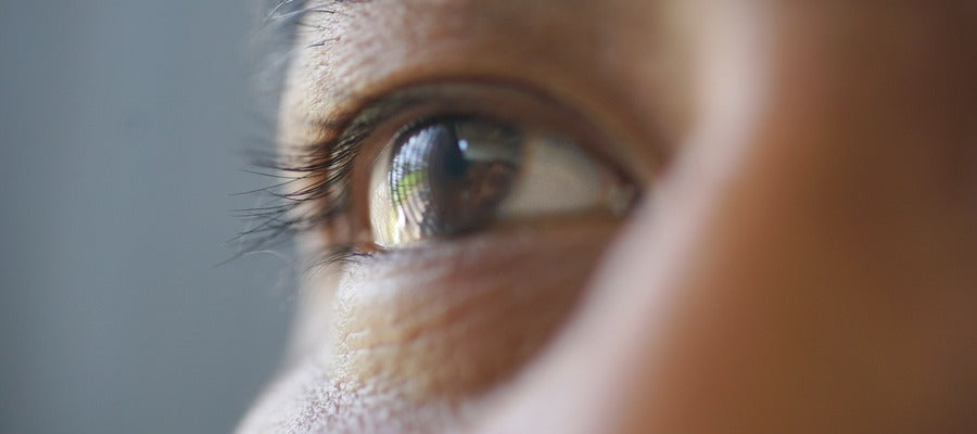 Primer plano de los ojos y la nariz borrosos del hombre mirando hacia otro lado