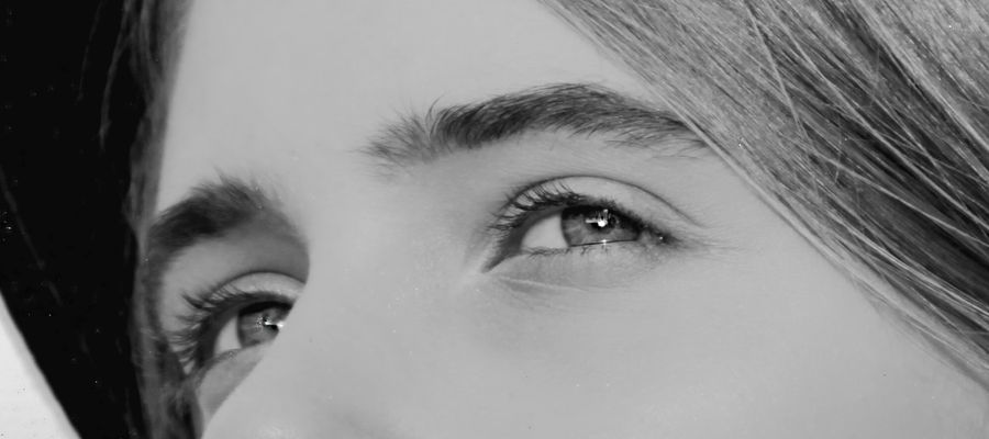Primer plano en blanco y negro de los ojos de una niña.