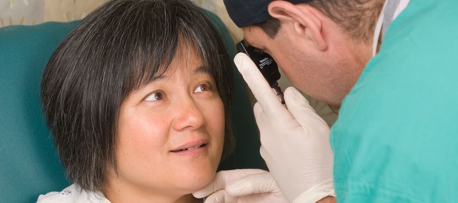 oftalmólogo examinando al paciente