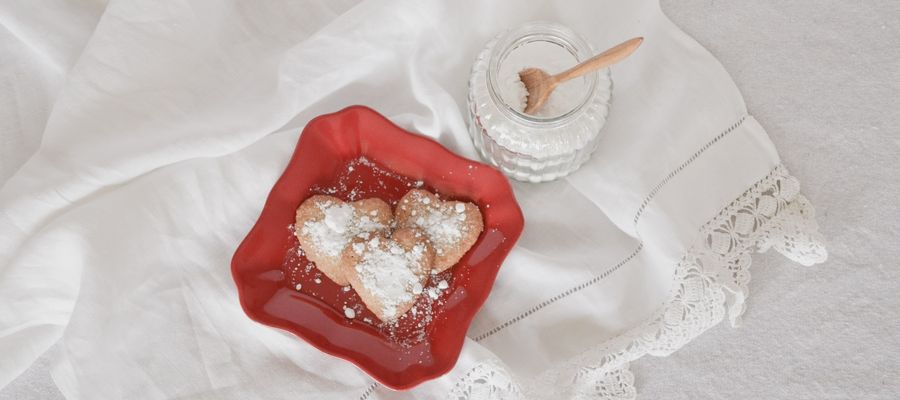 Edulcorante en polvo sobre galletas en forma de corazón