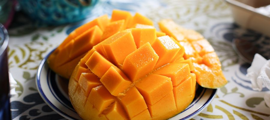 cortar mango listo para comer en un plato