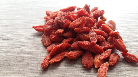 Bayas de goji secas sobre una superficie clara.