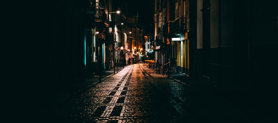 calle oscura de la ciudad por la noche