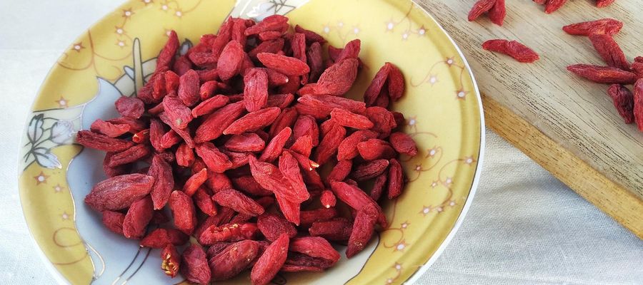 bayas de goji secas en un plato