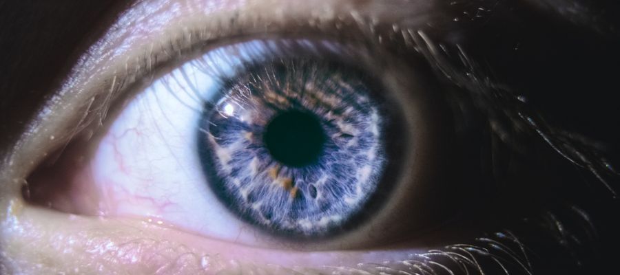 Primer plano de ojo y pupila azules