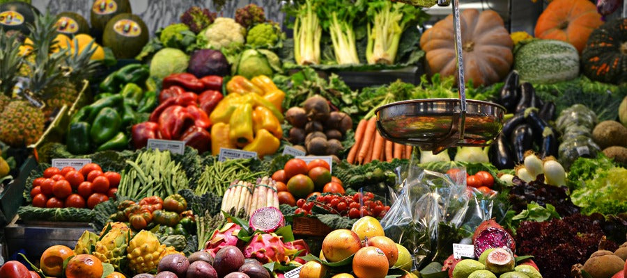 Cajas de coloridas frutas y verduras en el mercado de Barcelona