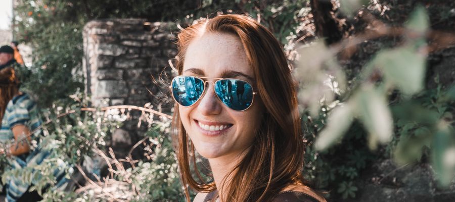 mujer joven con gafas de sol al aire libre