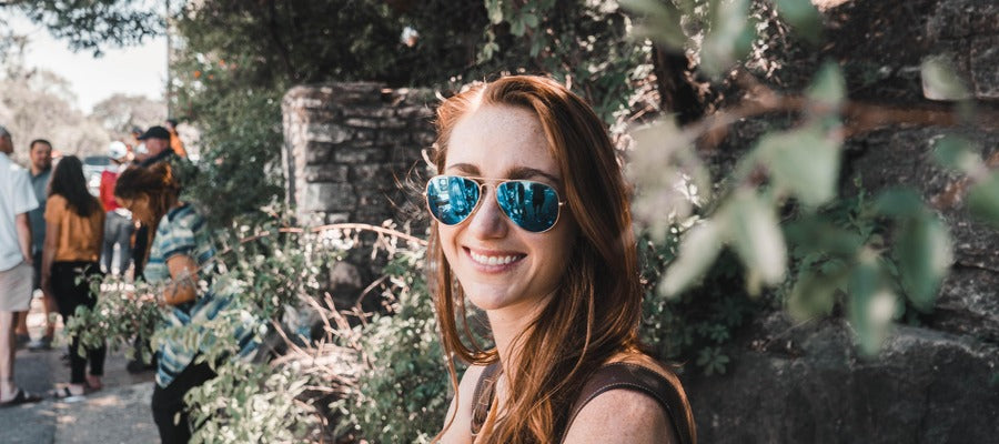 mujer con gafas de sol sonriendo