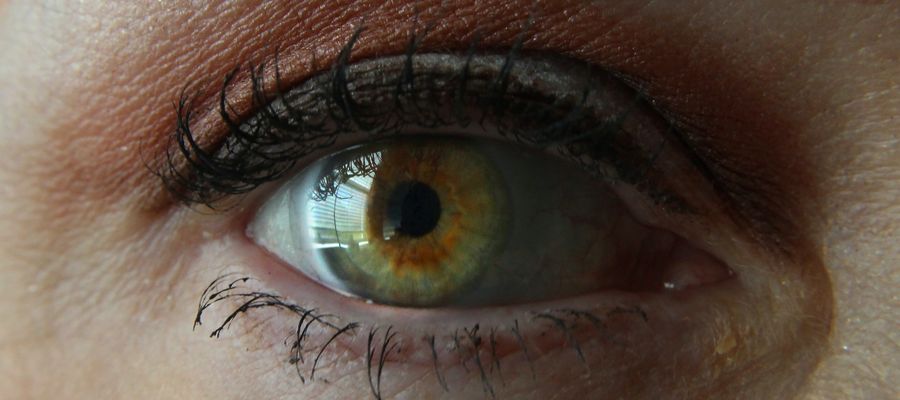 Primer plano del ojo de una mujer con delineador de ojos.