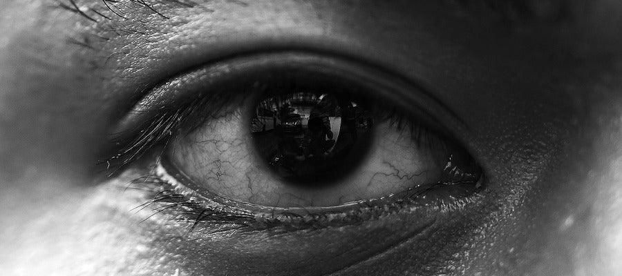 Primer plano del ojo humano en blanco y negro.