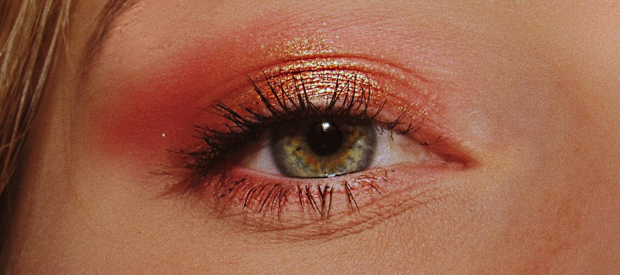 Primer plano del ojo de una mujer con maquillaje.