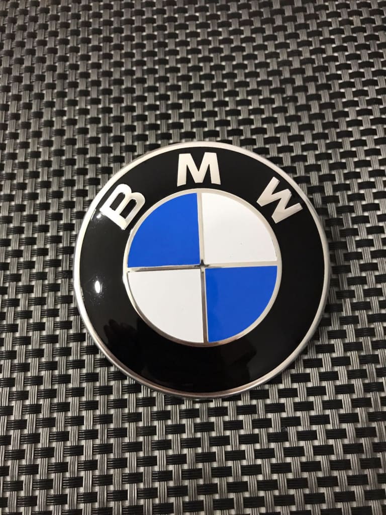 Emblema BMW sobre el capó del BMW 328 Coupé Kamm, construido en