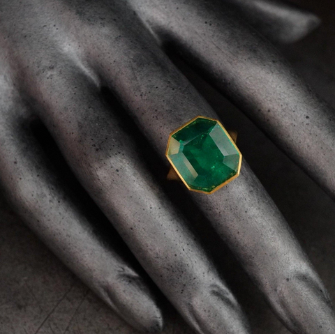Jogani original ring featuring a 4.48-carat Colombian emerald with no oil